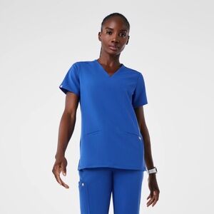 Figs winning blue Casma scrub top (M)and Zamora scrub bottoms (S)‎